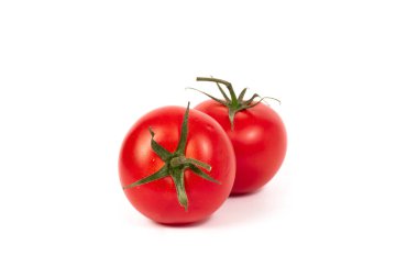 Beyaz arka planda kırmızı domatesler. Beyaz bir arka plan üzerinde otlar ile domates bir grup.