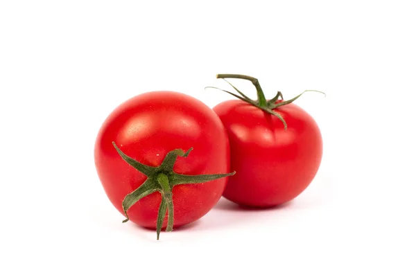 白い背景に赤いトマト 白い背景にハーブを持つトマトのグループ — ストック写真