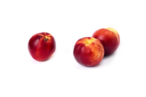 白い背景に3つの赤いハゲ桃 桃クローズアップ赤色 — ストック写真