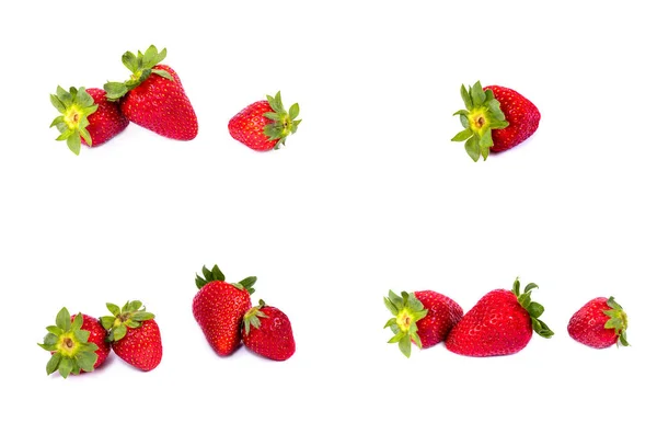 Erdbeeren Auf Weißem Hintergrund Gruppe Roter Erdbeeren Auf Weißem Hintergrund — Stockfoto