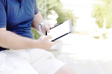 Mockup görüntü ekran tablet. Erkekler masada tablet kullanarak mesajlaşma el tutarak, kopyalama alanı, reklam metni için beyaz boş alan. İletişim iş, insan iletişim, teknoloji cihazı için kavram