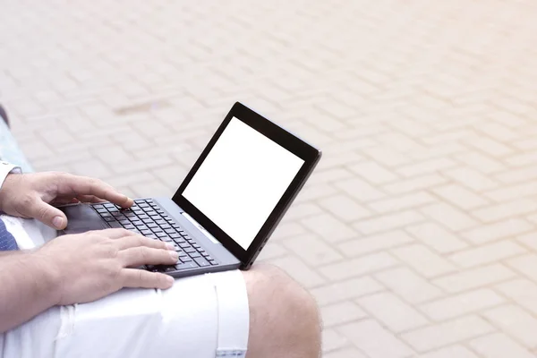 Hombre Con Cuaderno Trabajando Parque Computadora Pantalla Blanco Imagen Burlona — Foto de Stock