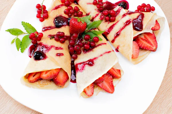 Panqueques Con Arándanos Fresas Plato Panqueques Con Bayas Fresas Jarabe — Foto de Stock