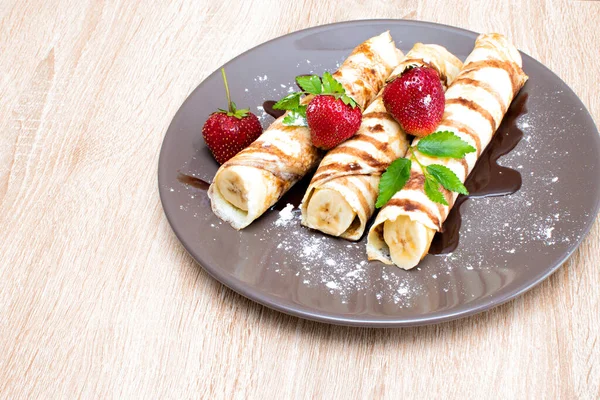 바나나랑 딸기를 접시에 팬케이크 바나나는 팬케이크에 딸기를 얹었습니다 바나나와 딸기와 — 스톡 사진