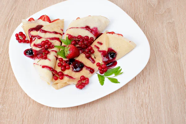 Panqueques Con Arándanos Fresas Plato Panqueques Con Bayas Fresas Jarabe —  Fotos de Stock