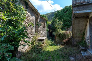 Kosta di Soglio Köyü manzarası - Orero Belediyesinin antik yerleşim merkezi - Liguria - İtalya