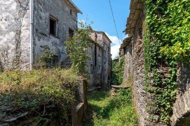 Kosta di Soglio Köyü manzarası - Orero Belediyesinin antik yerleşim merkezi - Liguria - İtalya
