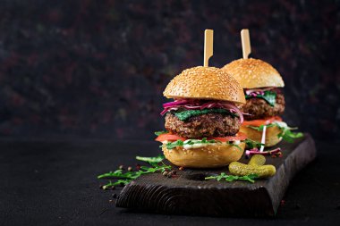 Büyük sandviç - sığır eti, domates, fesleğen peynir ve roka ile hamburger