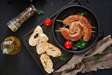 Ev yapımı sosis mangal. Piknik menü. Festival gıda. Üstten görünüm. Düz yatıyordu.