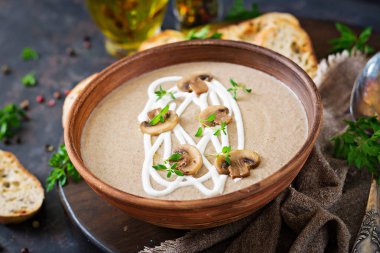 Kremalı mantar çorbası. Vegan gıda. Diyet menüsü.