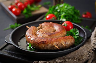 Ev yapımı sucuk Barbekü. Piknik menü. Festival gıda