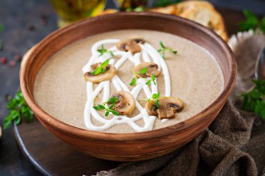 Kremalı mantar çorbası. Vegan gıda. Diyet menüsü.