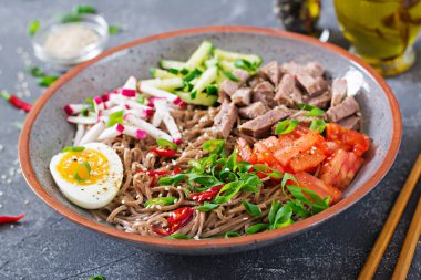 Sığır eti, yumurta ve sebze ile buğday noodle. Kore yemeği