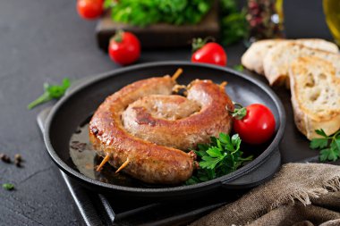 Ev yapımı sucuk Barbekü. Piknik menü. Festival gıda