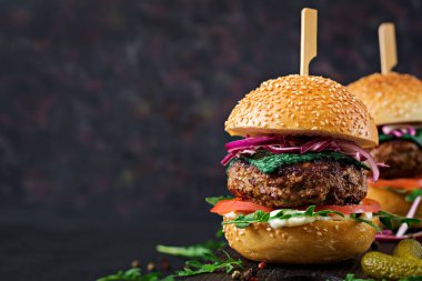 Büyük sandviç - burger sığır eti, domates, fesleğen peynir ve roka.