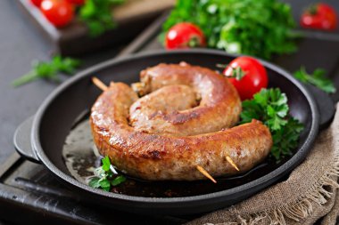 Ev yapımı sucuk Barbekü. Piknik menü. Festival gıda