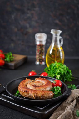 Ev yapımı sucuk Barbekü. Piknik menü. Festival gıda