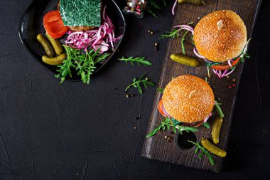 Büyük sandviç - sığır eti, domates, fesleğen peynir ve roka ile hamburger