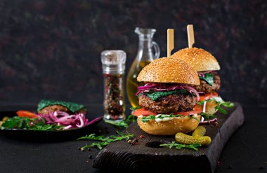 Büyük sandviç - sığır eti, domates, fesleğen peynir ve roka ile hamburger