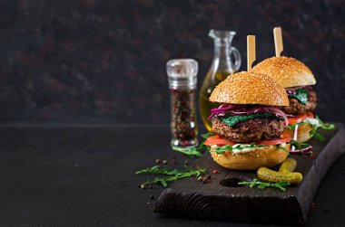 Büyük sandviç - sığır eti, domates, fesleğen peynir ve roka ile hamburger