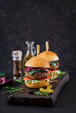 Büyük sandviç - sığır eti, domates, fesleğen peynir ve roka ile hamburger