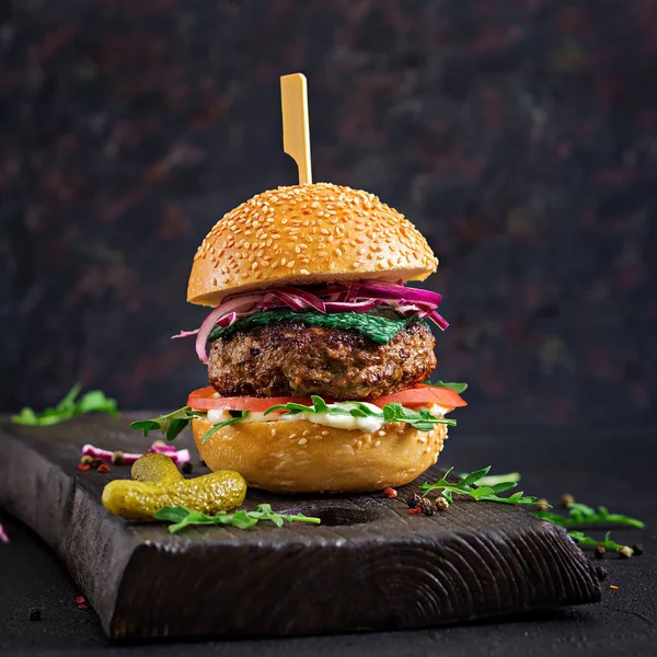 大三明治 汉堡配牛肉 西红柿 罗勒干酪和芝麻菜 — 图库照片