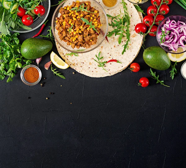 Ingredientes Para Burritos Envolve Com Carne Bovina Legumes Fundo Preto — Fotografia de Stock
