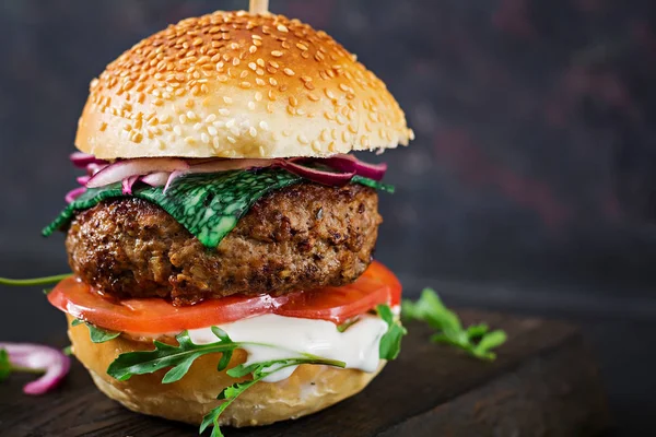 Velký Sendvič Burger Hovězím Masem Rajčaty Bazalkovým Sýrem Rukolou — Stock fotografie