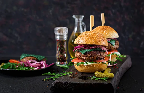 Büyük sandviç - sığır eti, domates, fesleğen peynir ve roka ile hamburger