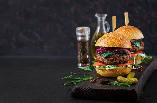 Büyük sandviç - sığır eti, domates, fesleğen peynir ve roka ile hamburger