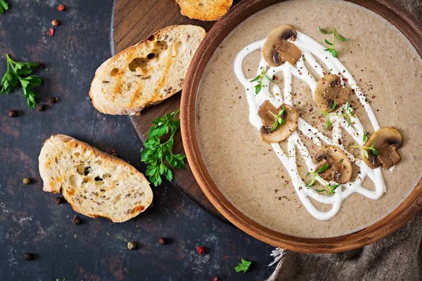 Kremalı mantar çorbası. Vegan gıda. Diyet menüsü. Üstten görünüm. Düz lat.