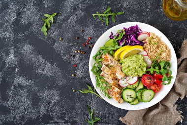 ızgara tavuk, quinoa, domates, guacamole, havuç, kırmızı lahana, salatalık ve roka salatası üstten görünüm 