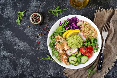 ızgara tavuk, quinoa, domates, guacamole, havuç, kırmızı lahana, salatalık ve roka salatası üstten görünüm 