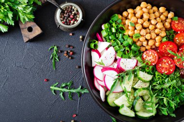 Nohut, domates, salatalık, turp ve Yeşiller, diyet yemek, salata, üstten görünüm