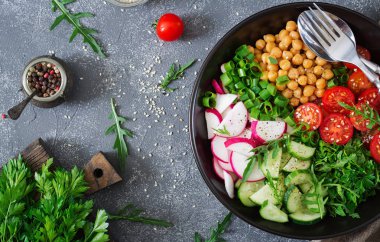 Nohut, domates, salatalık, turp ve Yeşiller, diyet yemek, salata, üstten görünüm