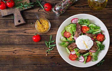 üstten görünüm sıcak Salata tavuk karaciğer, turp, salatalık, domates ve yumurta haşlanmış