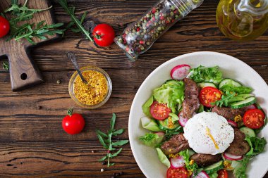 üstten görünüm sıcak Salata tavuk karaciğer, turp, salatalık, domates ve yumurta haşlanmış