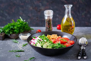 Nohut, domates, salatalık, turp ve Yeşiller, diyet yemek, salata yakın çekim