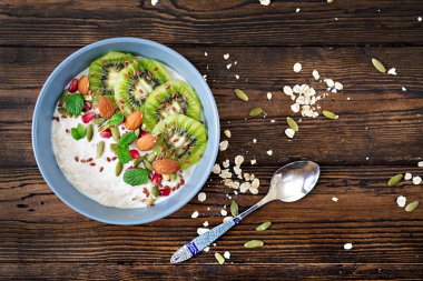 Kivi, nar, keten tohumu ve fındık ile yulaf ezmesi üstten görünüm