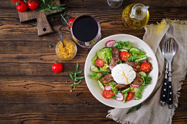 üstten görünüm sıcak Salata tavuk karaciğer, turp, salatalık, domates ve yumurta haşlanmış