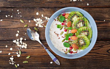 Kivi, nar, keten tohumu ve fındık ile yulaf ezmesi üstten görünüm
