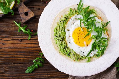 Taco Guakamole, kızarmış yumurta ve roka ile üstten görünüm
