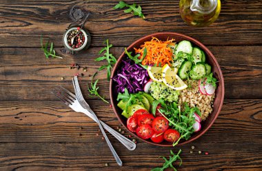 Vejetaryen salata quinoa ve taze sebze ile üstten görünüm