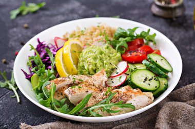 ızgara tavuk, quinoa, domates, guacamole, havuç, kırmızı lahana, salatalık ve roka salatası, yakın çekim 