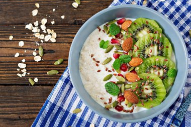 Kivi, nar, keten tohumu ve fındık ile yulaf ezmesi üstten görünüm