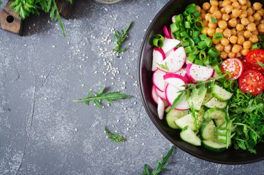Nohut, domates, salatalık, turp ve Yeşiller, diyet yemek, salata, üstten görünüm
