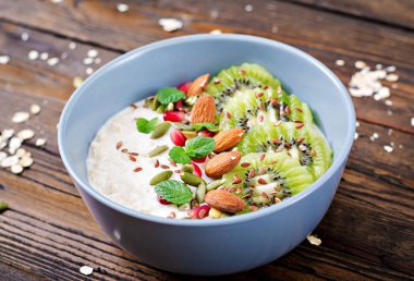 Kivi, nar, keten tohumu ve fındık ile yulaf ezmesi yakın çekim