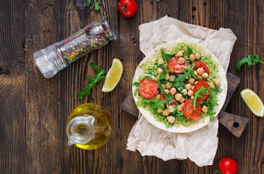 vegan Tacos Guakamole, nohut, domates ve roka ile üstten görünüm