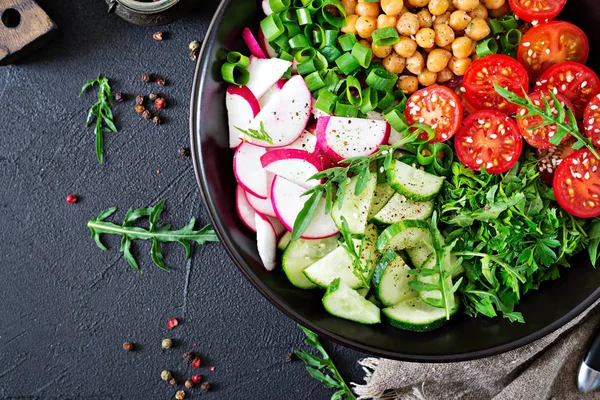 Ovanifrån Sallad Kikärtor Tomater Gurka Rädisa Och Gröna Dietiska Livsmedel — Stockfoto