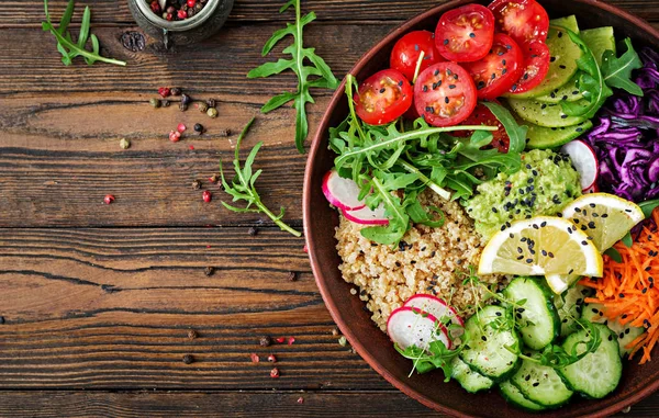 Pohled Shora Vegetariánský Salát Quinoa Čerstvou Zeleninou — Stock fotografie